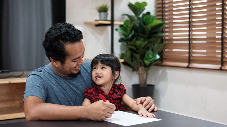 2 kids are playing in the swimming pool; image used on HSBC Malaysia Preferential rates and rewards page.